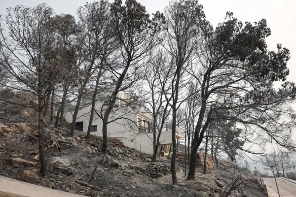 Vista de una casa quemada en la zona residencial Santa Bárbara del municipio español de La Vilavella, Castellón, por un incendio forestal que ha obligado a evacuar a más de 16.000 personas. Foto: EFE