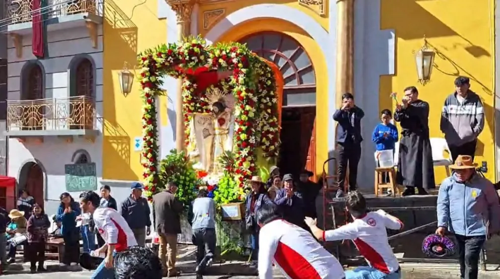 Fraternos saludan al Señor Jesús del Gran Poder en la puerta del templo. Foto: Captura
