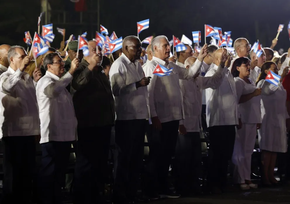 El presidente de Cuba, Miguel Diaz-Canel (c-adelante), reacciona en el acto político del 73 aniversario del frustrado asalto al Cuartel Moncada este domingo, en Pinar del Río (Cuba). Foto: EFE
