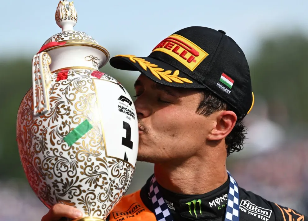 Lando Norris besa el trofeo después de ganar en el Gran Premio de Hungría. Crédito: Formula 1