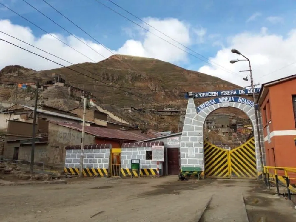 El ingreso a la Empresa Minera Huanuni, donde ocurrió el ataque. Foto: Miriam Telma Jemio