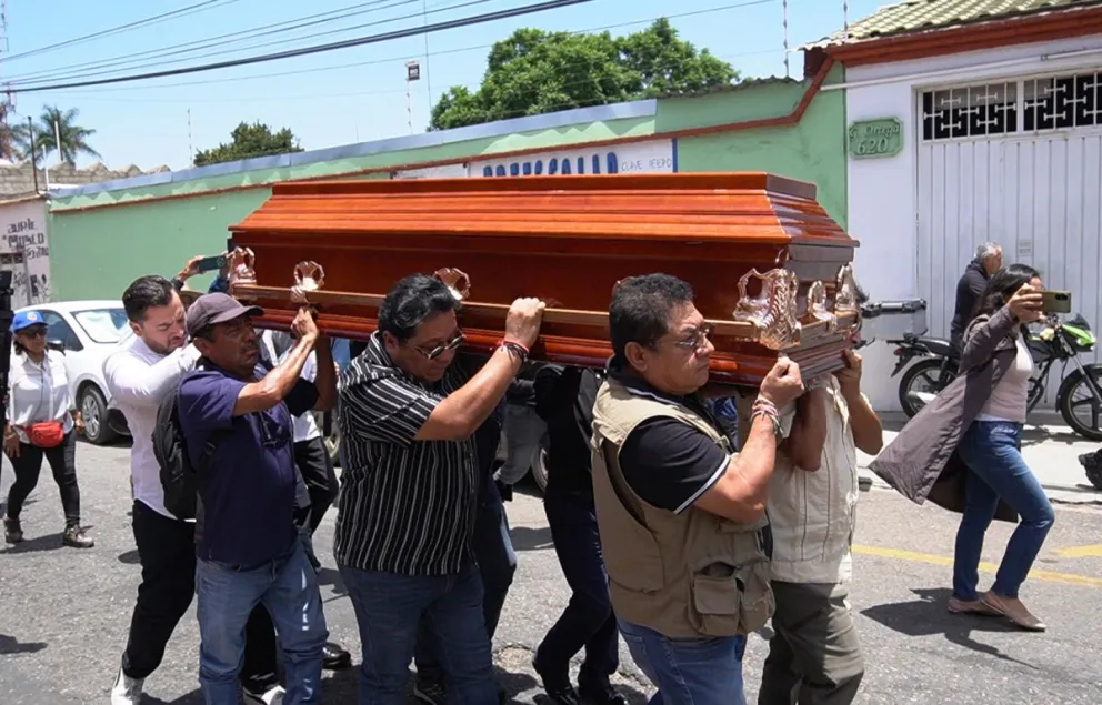 Fotografía del 23 de julio de 2026, que muestra a personas cargando el ferétro del periodista mexicano asesinado Francisco Alejandro Leyva Aguilar, en la ciudad de Oaxaca (México). Foto: EFE