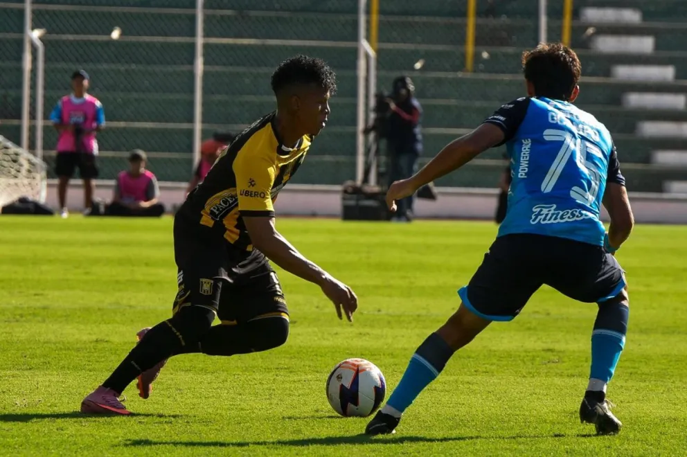 Adrián estacxio (izq.), delantero de The Strongest, trata de sacarse la marca de Matheo Ocampo de Blooming. Foto: APG