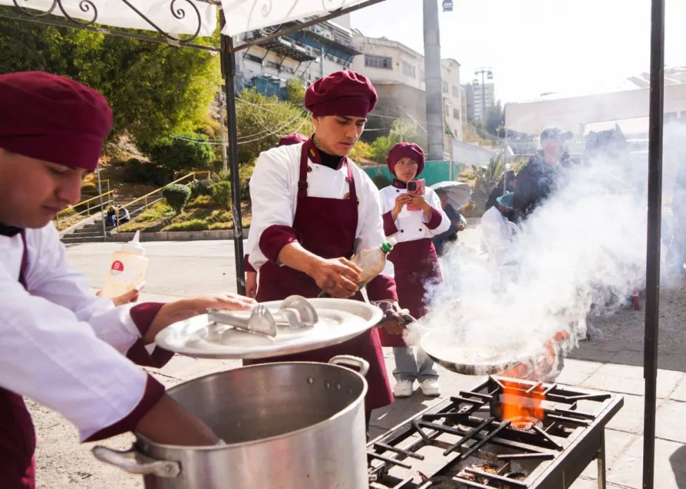 Jóvenes emprendedores participan en el Festival Gastronómico desarrollado en el Parque Urbano Central de La Paz. Foto: GAMLP