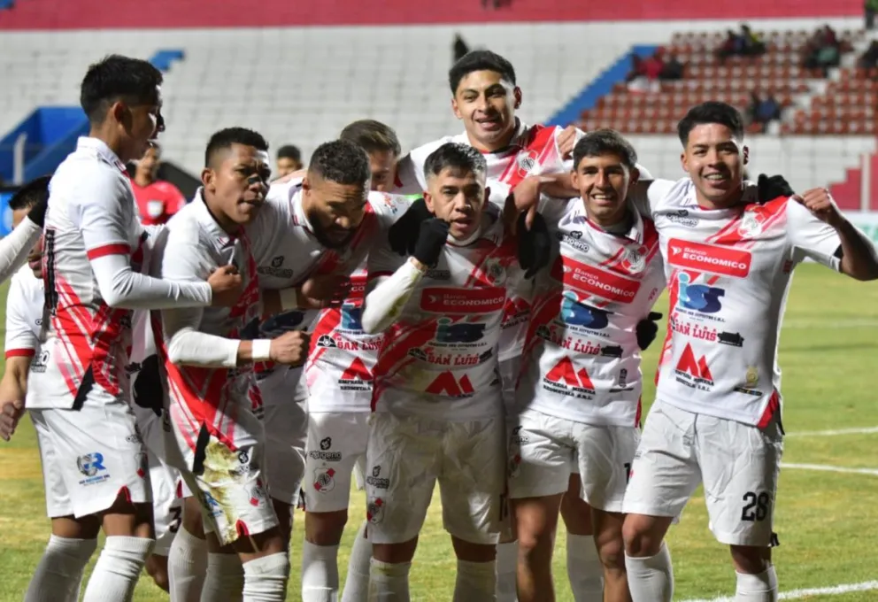 Jugadores de Nacional Potosí festejan la goleada que le propinaron a Tomayapo. Foto: Agencia Marka Registrada