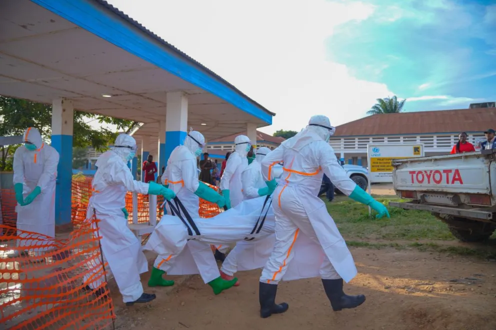 Personal médico con equipos de protección transporta el cuerpo de una víctima de ébola en la República Democrática del Congo (RDC). Foto: EFE