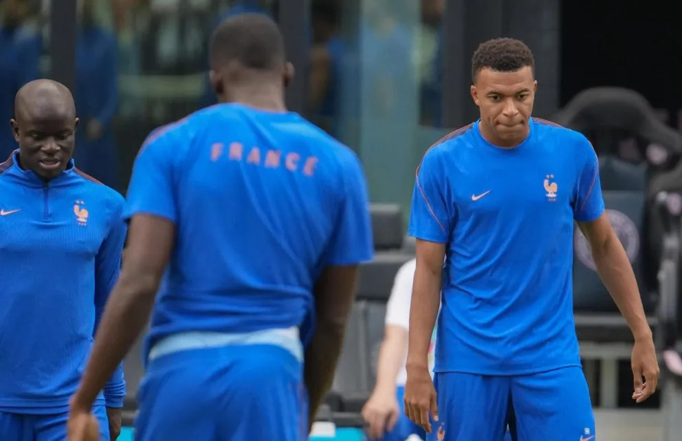 El francés Kylian Mbappé (der.) en un entrenamiento de su selección durante el Mundial. Foto: EFE