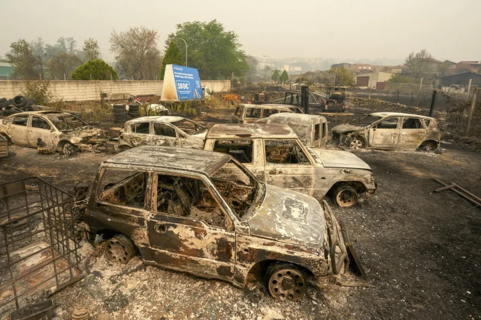 Varios coches calcinados en la localidad de Casavieja (Ávila), este lunes. Foto: EFE 