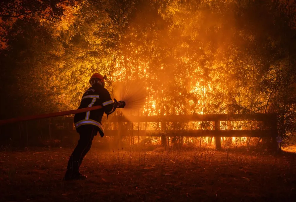 Un equipo de bomberos desplegándose para combatir un incendio forestal en el suroeste de Francia. Foto: EFE