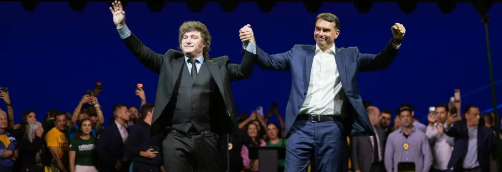 El senador de Brasil Flávio Bolsonaro (d) y el presidente de Argentina, Javier Milei (i), reaccionan en la convención nacional del Partido Liberal de Brasil (PL) este sábado, en São Paulo (Brasil). Foto: EFE/