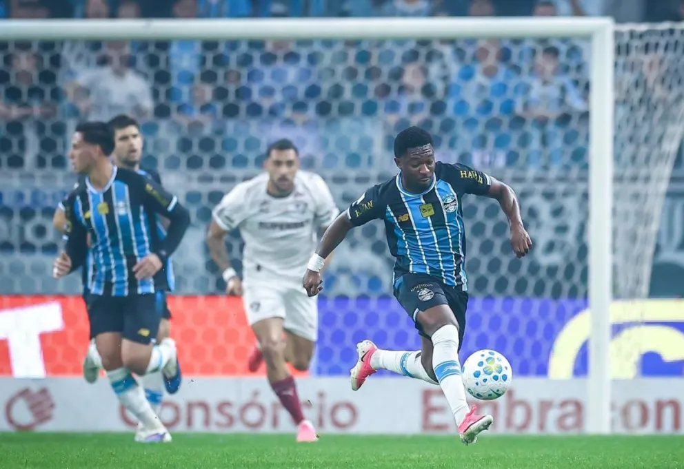 Incidencia entre Gremio (de celeste) y Fluminense. Foto: Club Gremio.