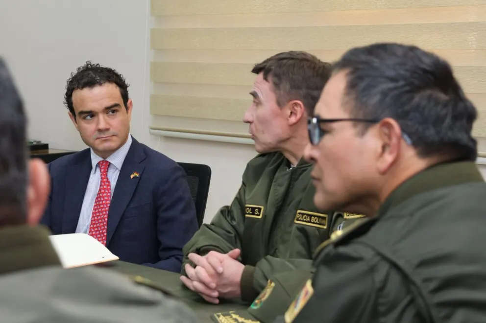 Cart Weiland, secretario Adjunto de la Oficina de Asuntos Internacionales de Narcóticos y Aplicación de la Ley (INL); el comandante de la Policía, Mirko Sokol, y otros mandos policiales. Foto: Embajada de EEUU