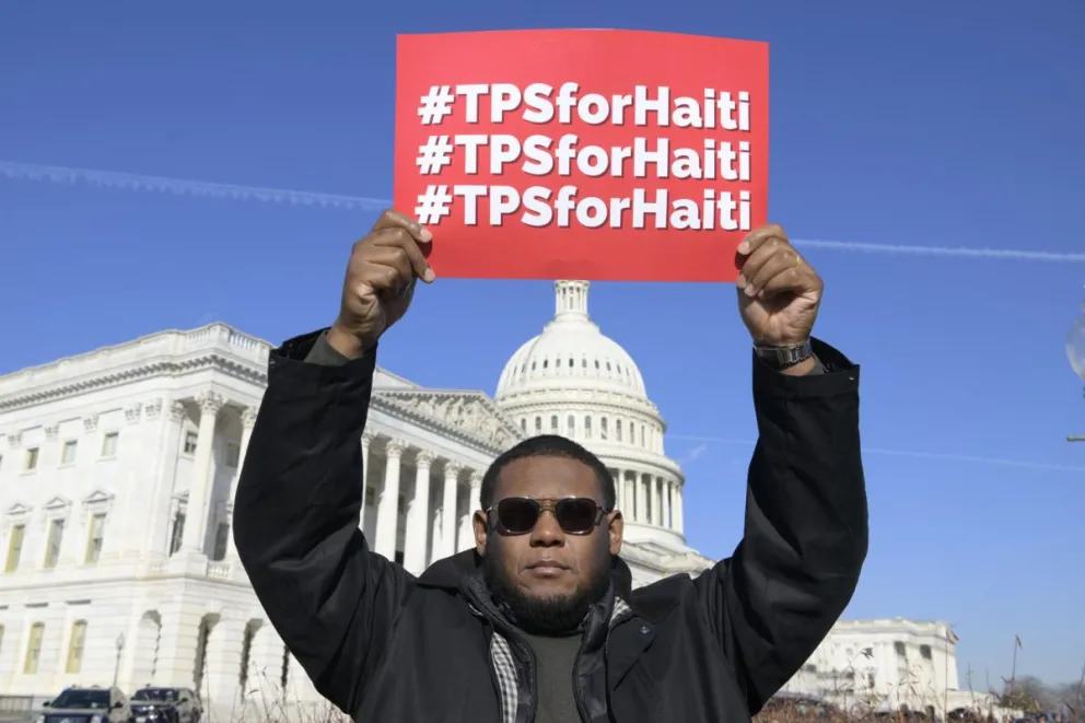 Un activista sosteniendo un letrero que pide Estatus de Protección Temporal (TPS) para Haití. Foto: EFE/