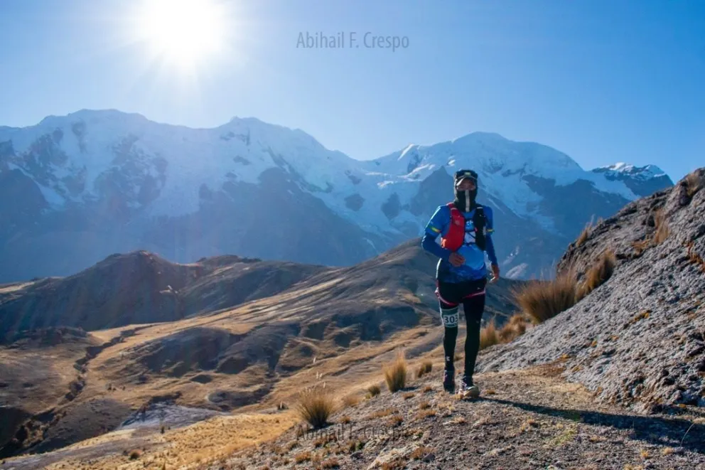 Un deportista durante el trayecto de la prueba. Foto: Skyrunning Bolivia.