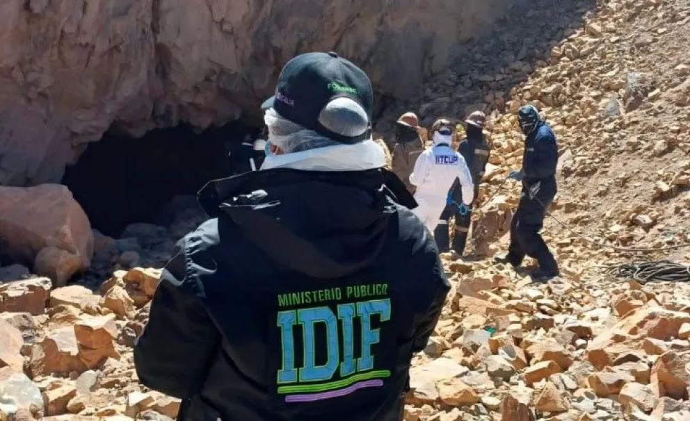 Técnicos de la Fiscalía realizan el registro y las pericias en el lugar donde ocurrió la tragedia en el interior de la mina Huanuni, en Oruro. Foto: Fiscalía Departamental de Oruro