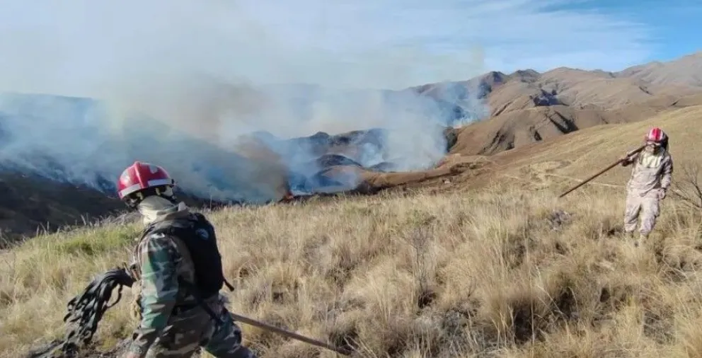 Bomberos luchan contra el fuego en uno de los sectores afectados en Tarija. Foto: Unitel