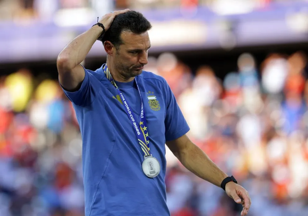 El seleccionador de Argentina de fútbol, Lionel Scaloni, tras recibir su medalla como subcampeón del Mundial. Foto: EFE