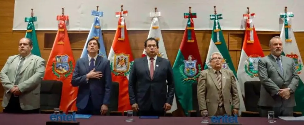 Representantes de la Cámara de Diputados y ENTEL durante el acto de entrega de tablets con tecnología 5G a los legisladores. Foto: Cámara de Diputados