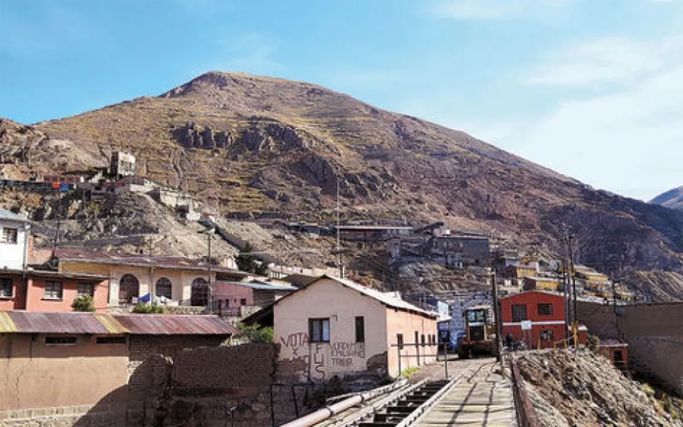 El gobernador de Oruro, Edgar Sánchez, pide que se declare "zona restringida" al cerro Posokoni. Foto: Correo del Sur.