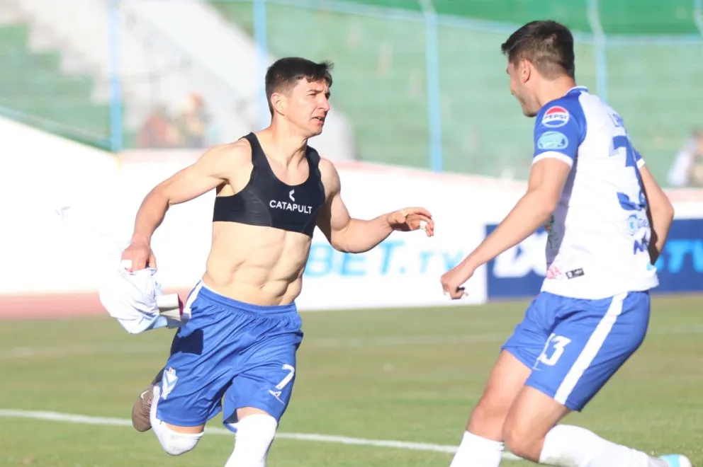 Alex Cáceres celebra el segundo gol anotado para los orureños Foto: APG