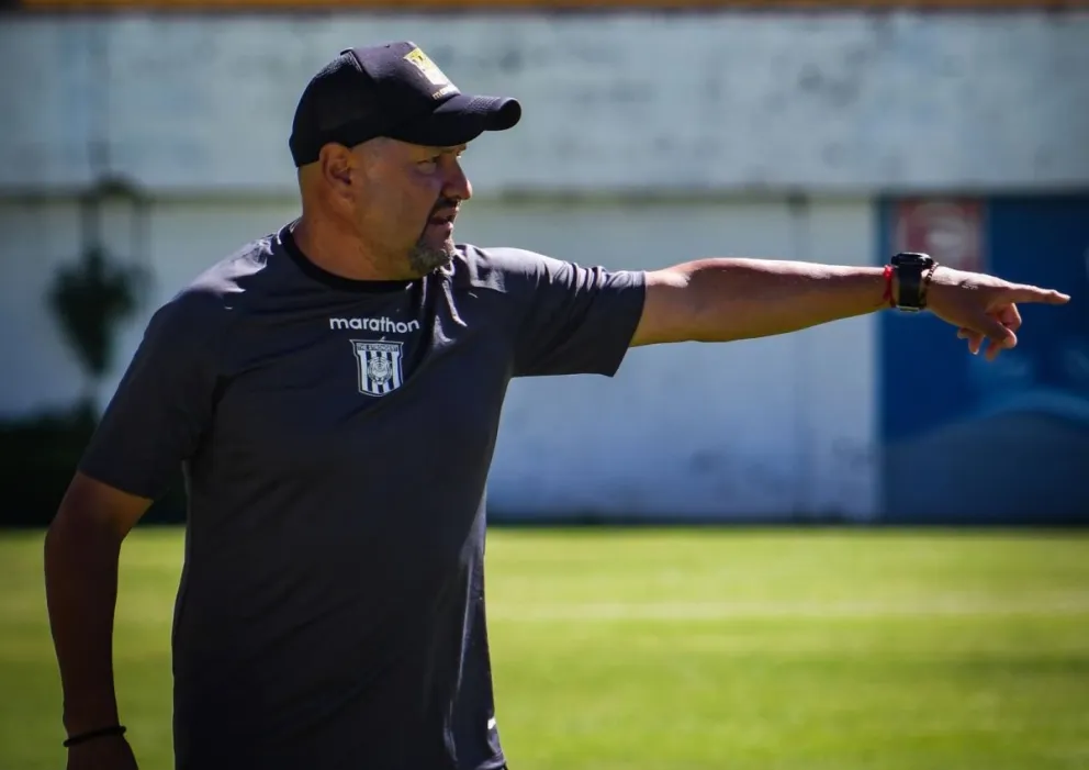 Juan Carlos Paz García dirige una práctica del Tigre en Achumani. Foto: Club The Strongest