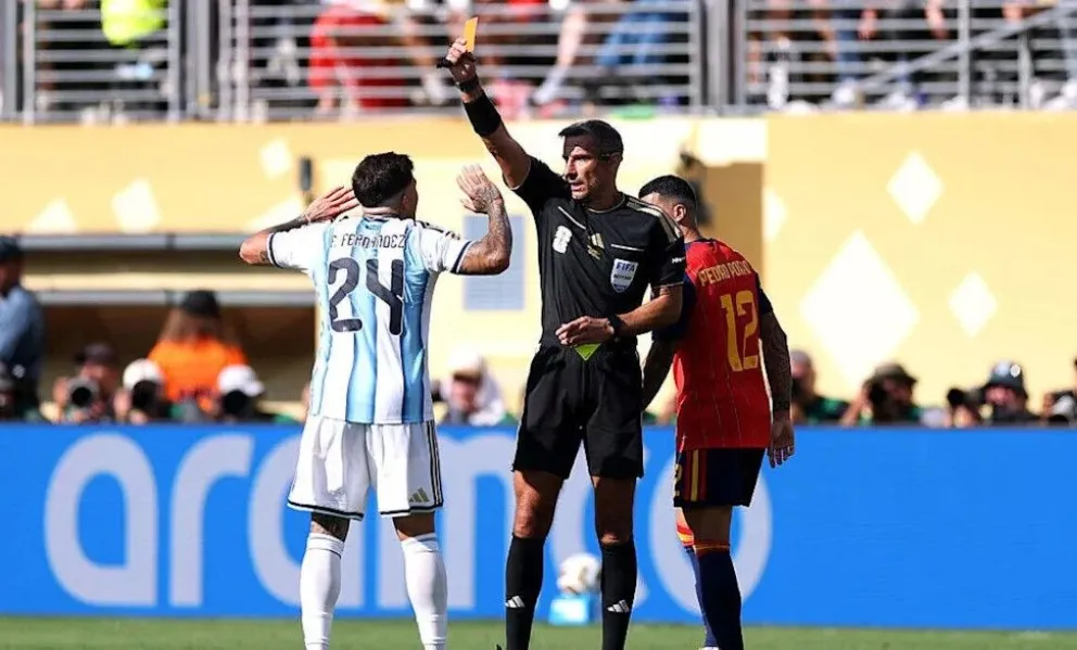 El árbitro Slavko Vincic expulsa al argentino Enzo Fernández durante la final del Mundial. Foto: EFE
