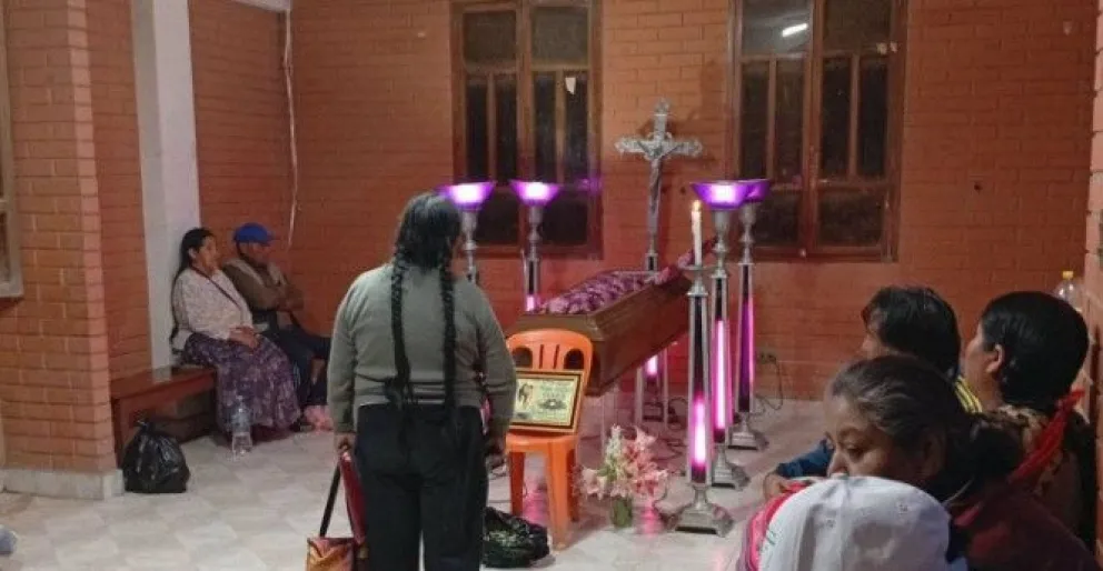 El velorio de Silvia, víctima de feminicidio, en Chulumani. Foto: Radio Yungas y El Chasqui