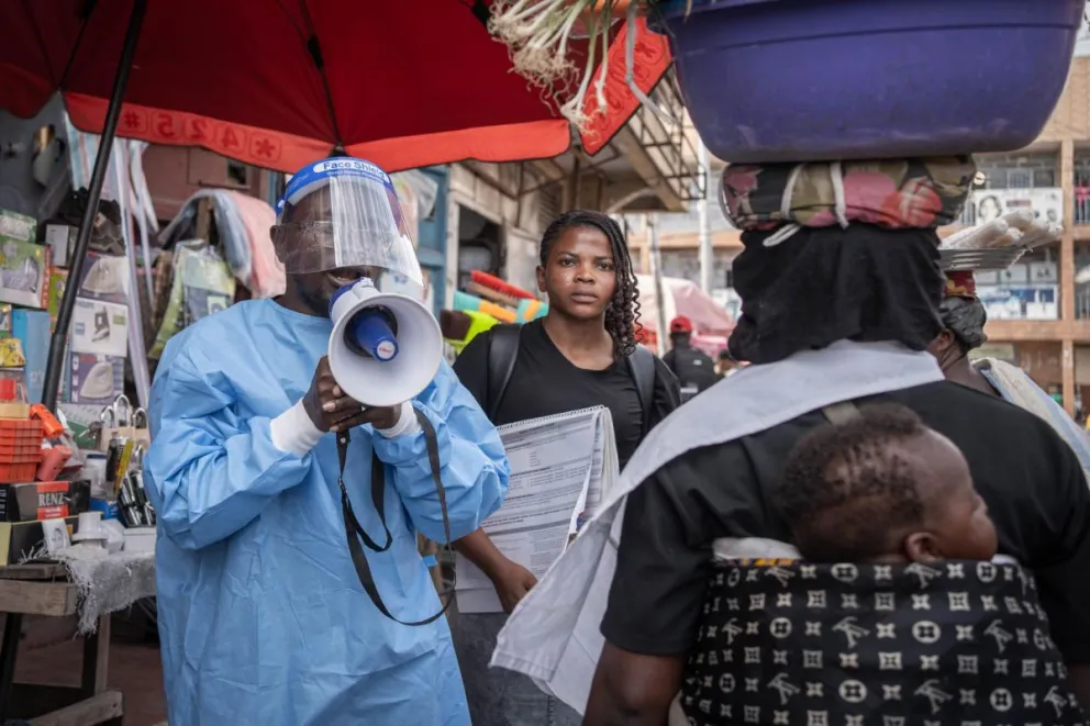 Un trabajador de Unicef durante el brote de ébola desatado en la República Democrática del Congo (RDC) que se propagó a Uganda, ya libre de la enfermedad. Foto: EFE
