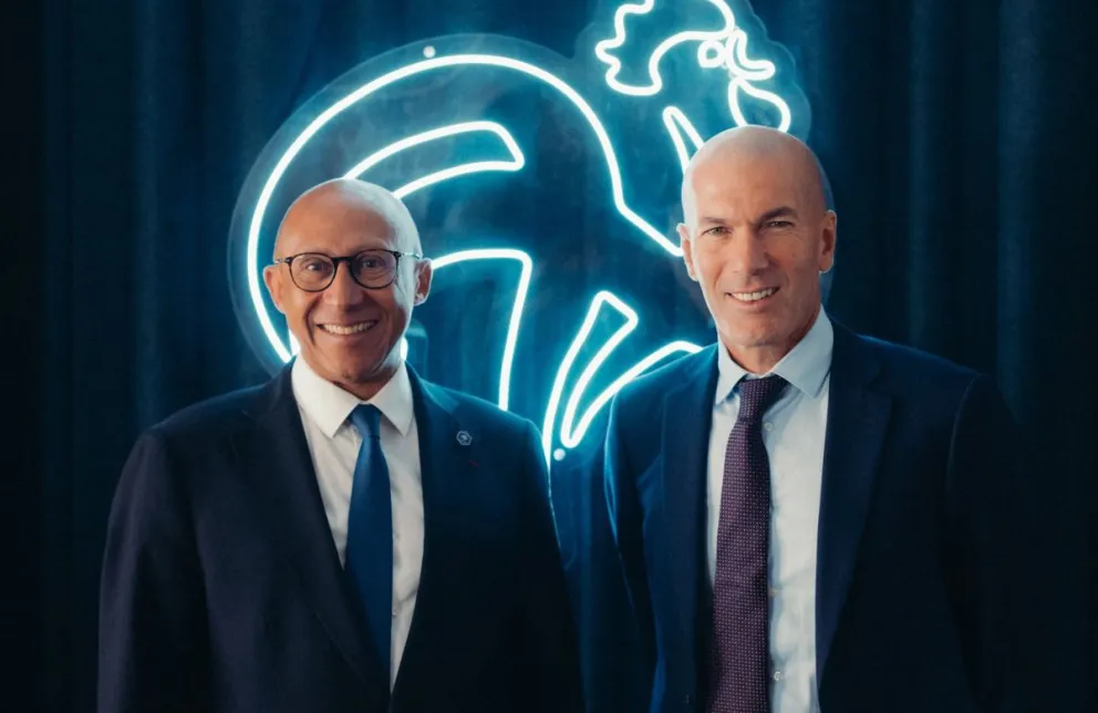 Philippe Diallo (izq.), presidente de la FFF, junto a Zinedine Zidane durante su presentación. Crédito: Federación Francesa