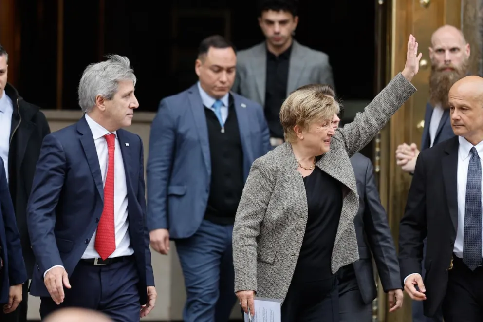 La directora gerente del Fondo Monetario Internacional (FMI), Kristalina Georgieva (d), saluda junto al ministro de Economía, Luis Caputo (i), a su salida después de sostener una reunión este lunes, en Buenos Aires (Argentina). Foto: EFE
