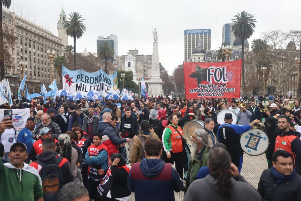 Integrantes de movimientos de izquierda, este lunes, en la Plaza de Mayo, en Buenos Aires (Argentina). Foto: EFE