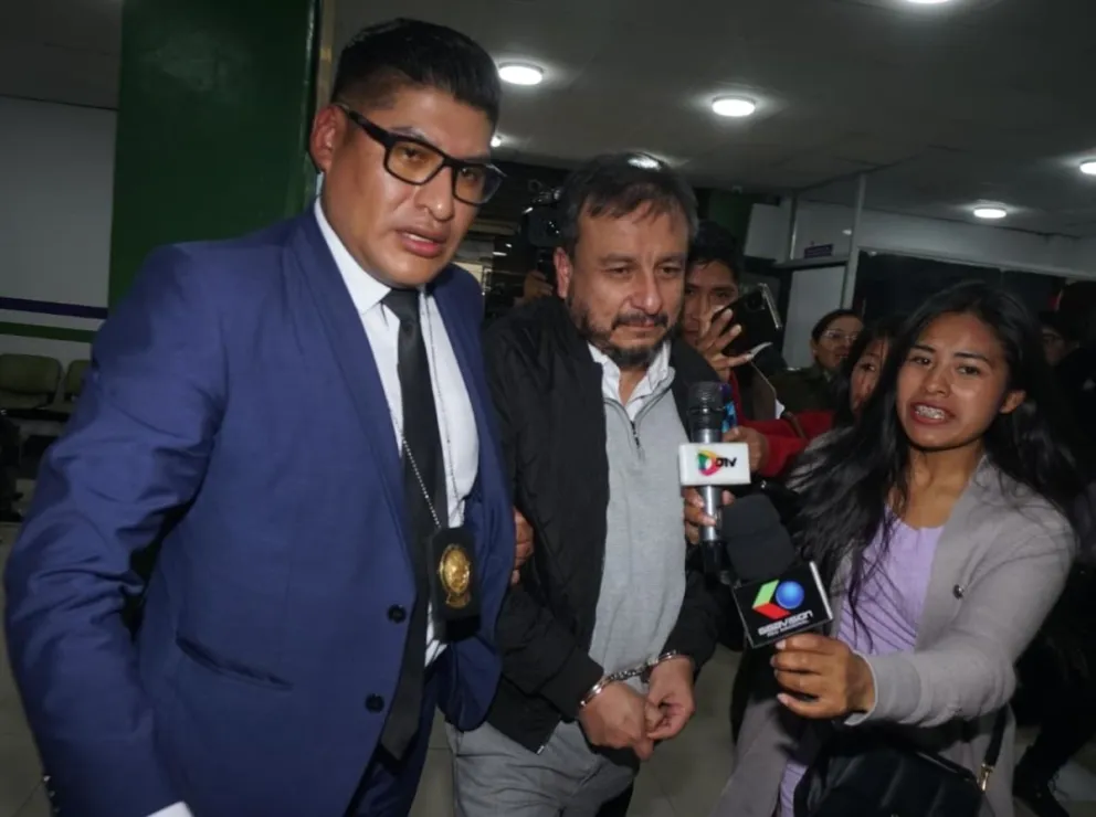 El exministro Medinaceli luego de su aprehensión. Foto: APG