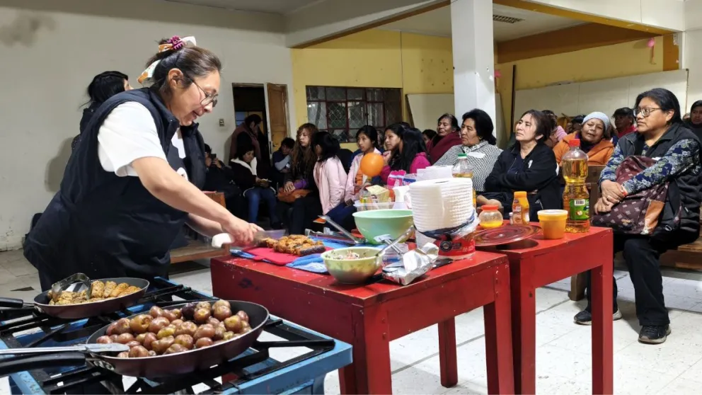 Participantes del proceso “Territorios que alimentan su patrimonio” durante una jornada de capacitación sobre alimentación saludable y patrimonio alimentario en el macrodistrito Cotahuma de La Paz. Foto: MIGA.
