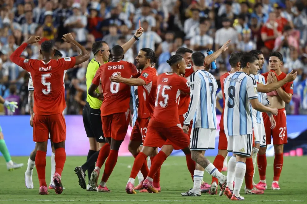 El momento que se produjo la expulsión del suizo en los cuartos de final del Mundial. Foto: EFE