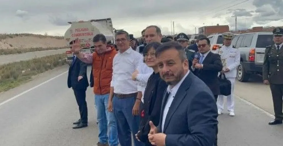 El 9 de noviembre, tras su posesión, el presidente del Estado, Rodrigo Paz, el ministro de Hidrocarburos, Mauricio Medinaceli, y otras autoridades supervisaron la llegada de carburantes a la planta de Senkata. Foto: Ministerio de Hidrocarburos