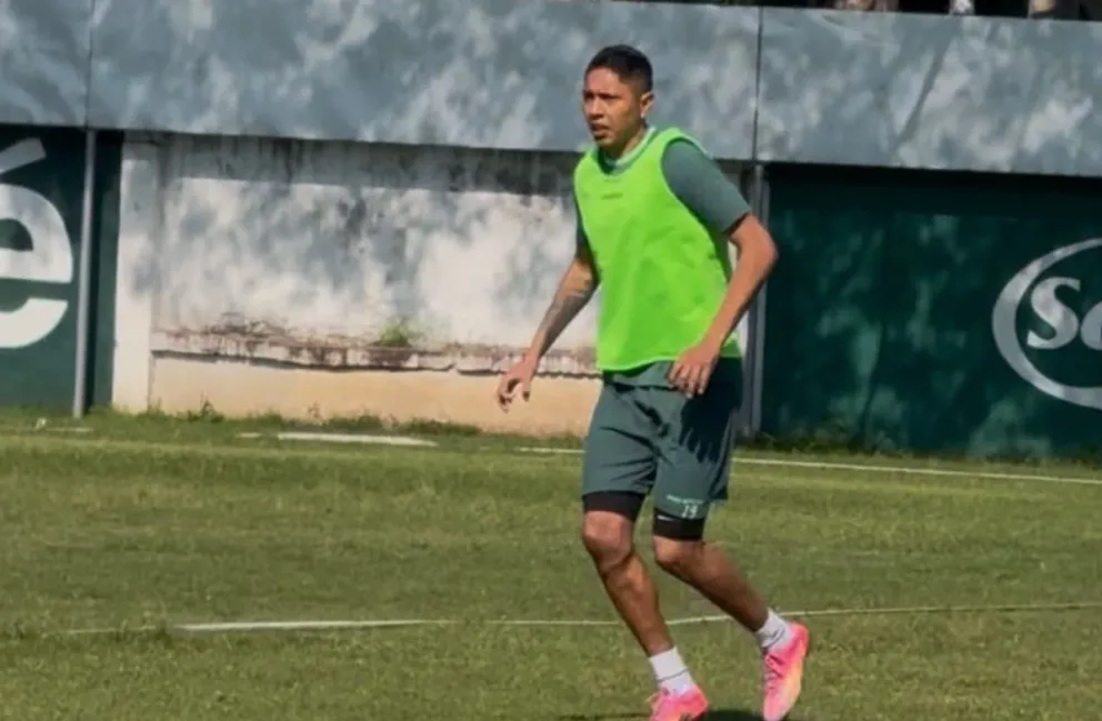 Samuel Galindo participa del entrenamiento de Oriente este martes. Crédito: Soy Refinero Noticias