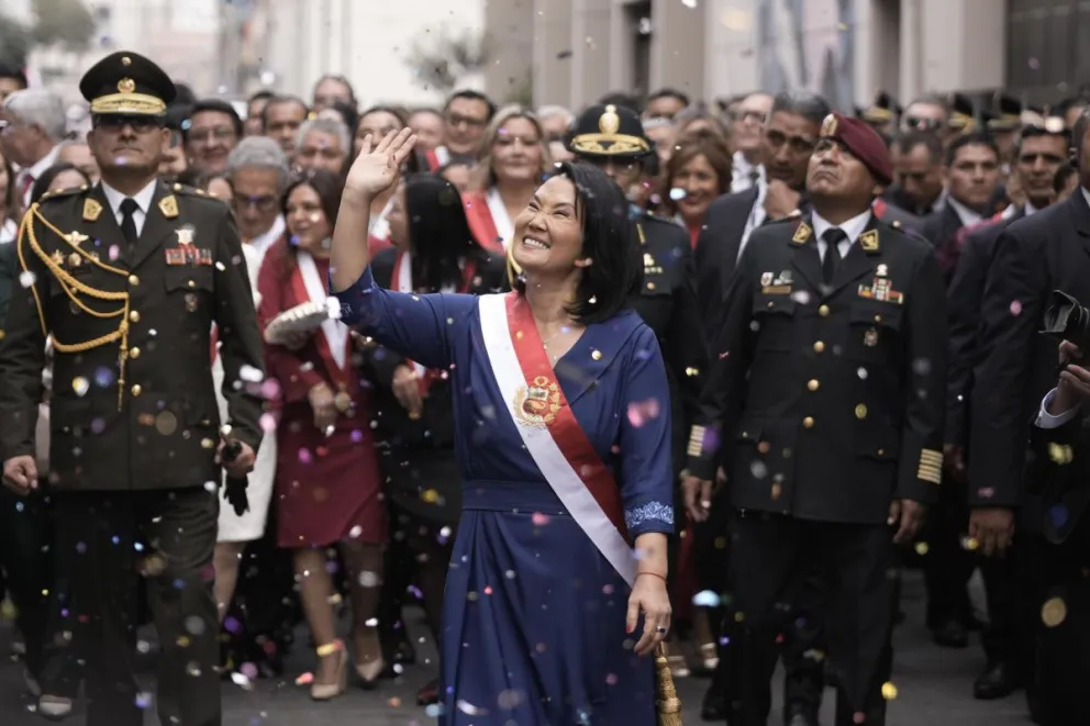 La presidenta de Perú, Keiko Fujimori (c), saluda a simpatizantes tras salir del Congreso de la República, en Lima (Perú). EFE