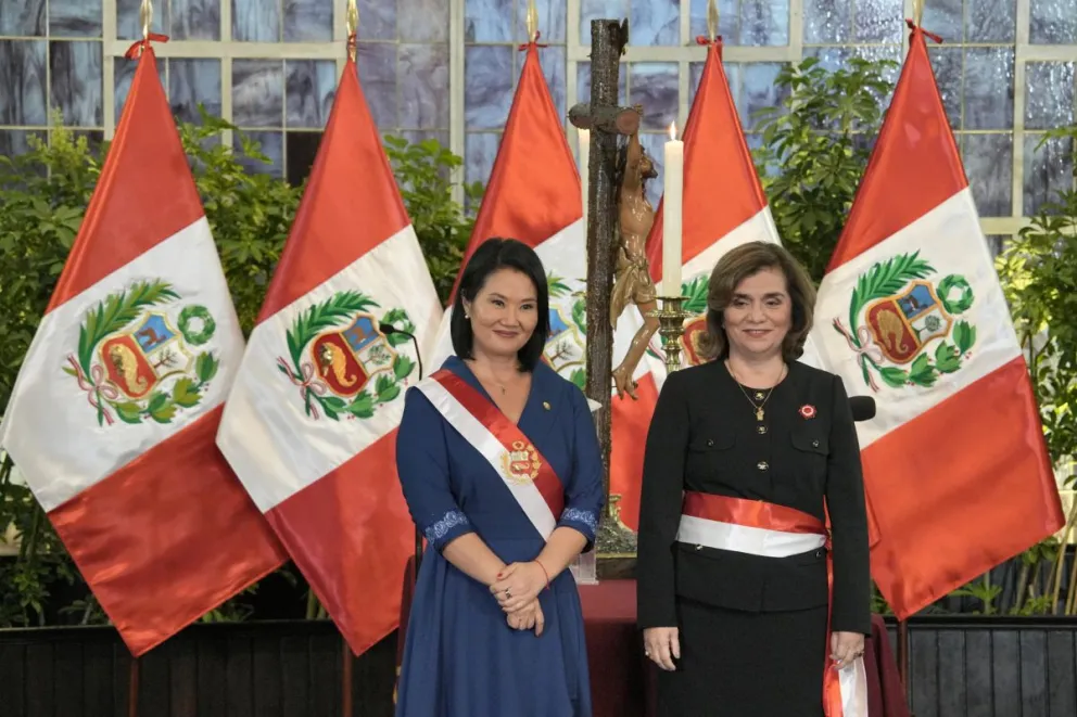 La presidenta de Perú, Keiko Fujimori (i), posa con la ministra de la Mujer y Poblaciones Vulnerables, María Seminario, durante la toma de juramento de su gabinete ministerial este martes, en Lima (Perú). Foto: EFE