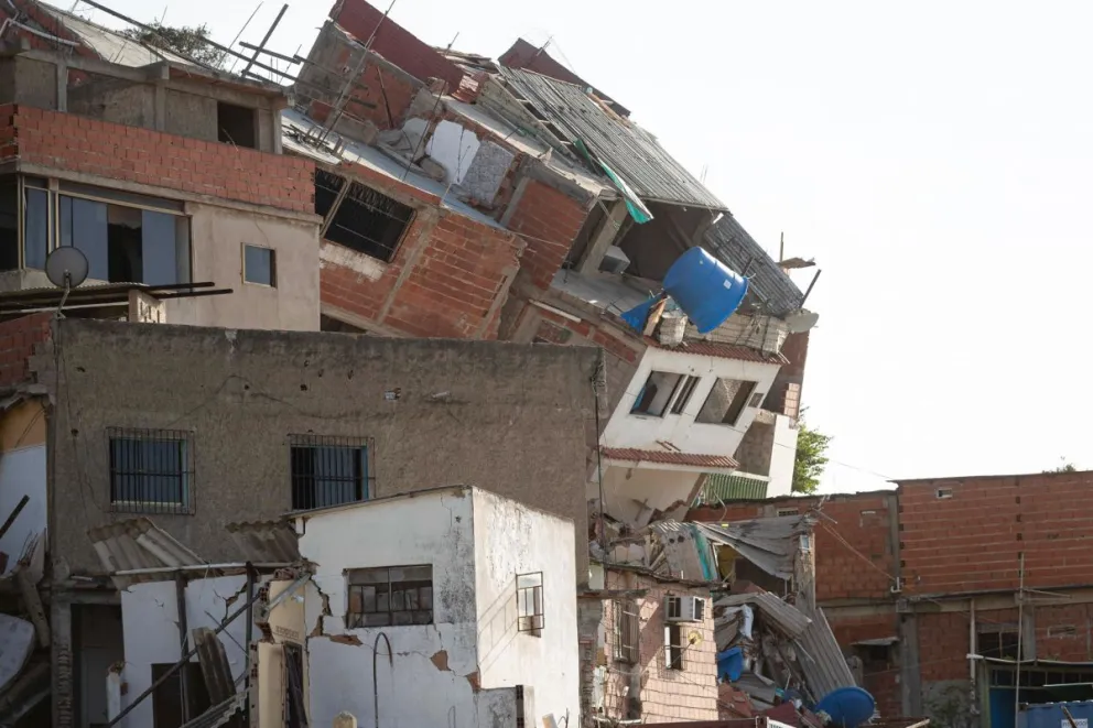 Edificaciones colapsadas por los terremotos de magnitud 7,2 y 7,5 del 24 de junio que han dejado daños cuantiosos. Foto: EFE 