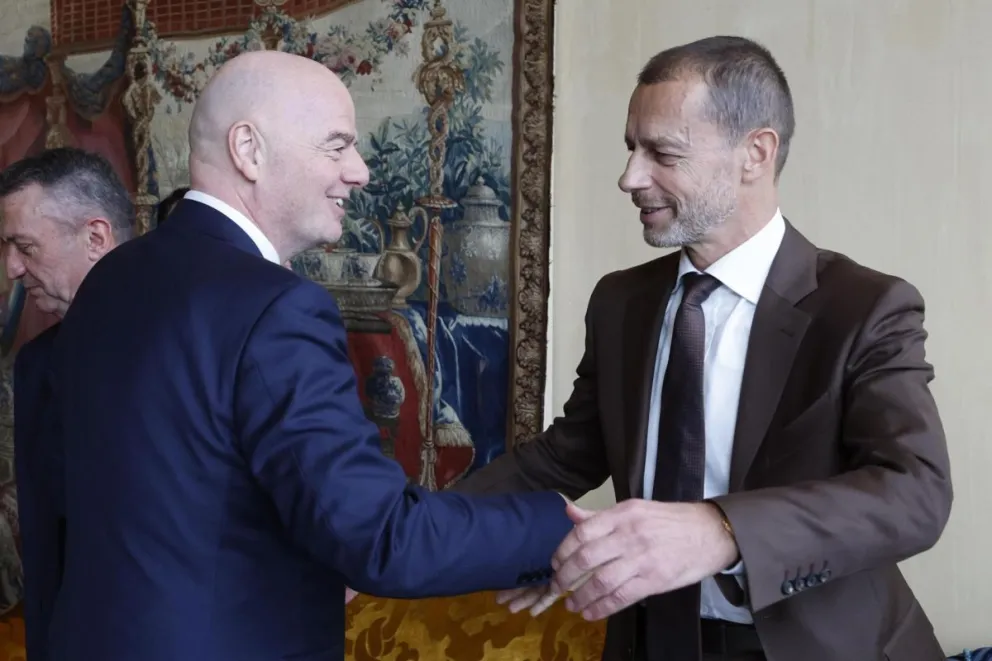 Fotografía de archivo del 3 de febrero de 2025, en la que puede verse al presidente de la FIFA, Gianni Infantino (izq.), y al de la UEFA, Aleksander Ceferin. Crédito: EFE