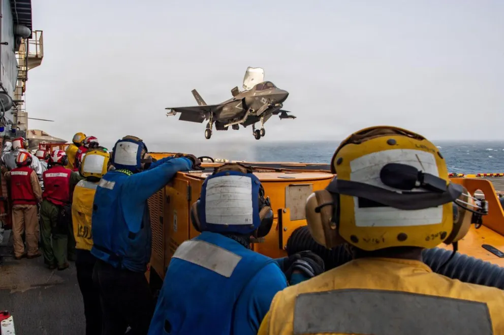 Miembros del servicio estadounidense a bordo del buque de asalto anfibio USS Boxer (LHD 4) al apoyar operaciones de vuelo desde el mar Arábigo. Foto: EFE 