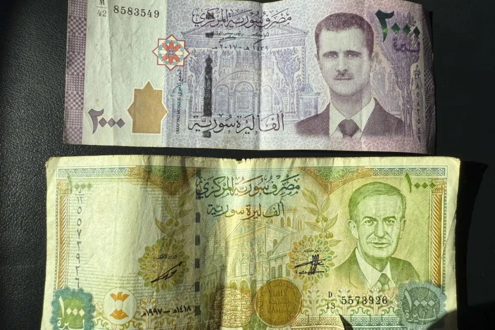 Billetes antiguos de los anteriores regímenes sirio. En el lado superior, el presidente derrocado Bachar al Asad, y debajo su padre, Hafez al Asad, quien gobernó el país hasta su muerte en el año 2000. Foto: EFE