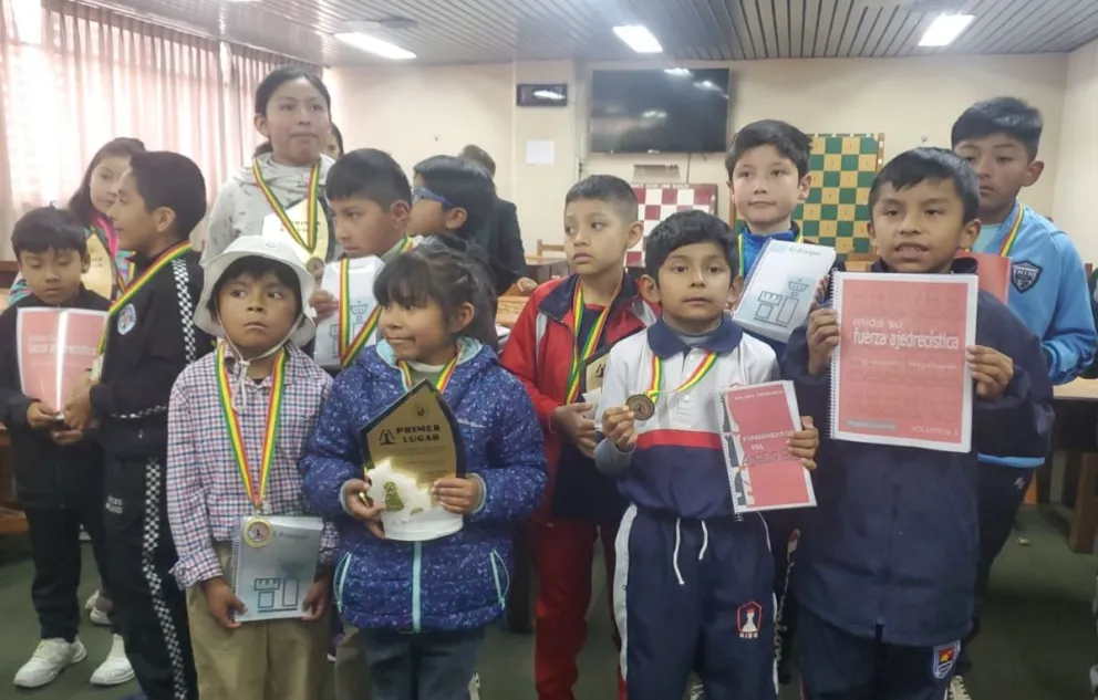 Los premiados del campeonato. Foto: Federación Boliviana de Ajedrez.