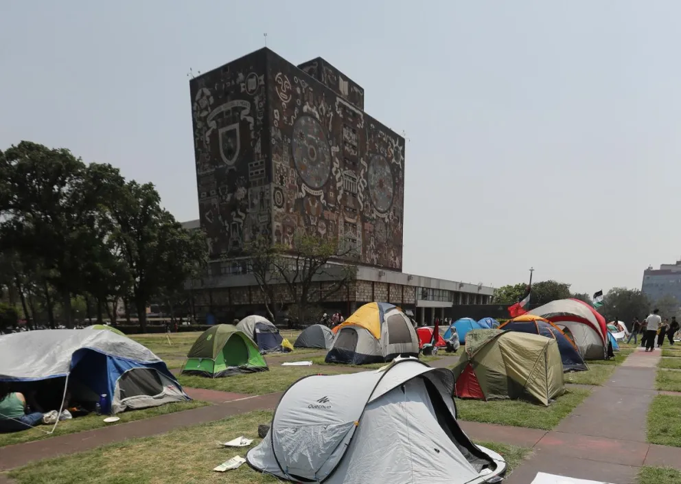 Imagen de archivo que muestra a estudiantes protestando en tiendas de campaña frente a las instalaciones de la Universidad Nacional Autónoma de México (UNAM), en Ciudad de México (México). Foto: EFE