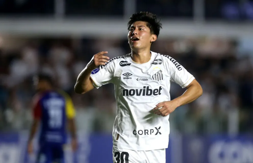 El boliviano Miguelito Terceros festeja el primer gol del Santos FC en el triunfo ante la Universidad Central de Venezuela. Foto: EFE
