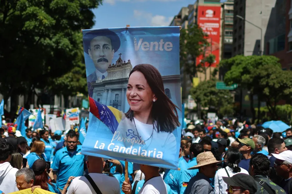 Una personas sostiene un cartel con la imagen de la premio nobel de la paz María Corina Machado este martes, durante una manifestación en Caracas (Venezuela). Foto: EFE