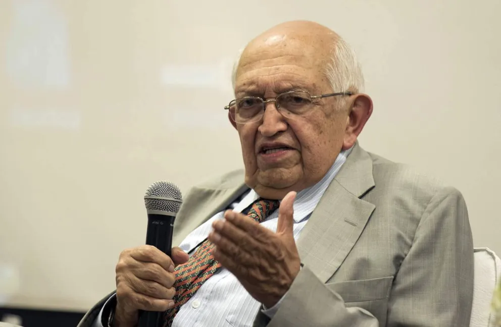 El escritor y periodista colombiano Plinio Apuleyo Mendoza, durante una conferencia, en Barranquilla (Colombia). Foto: EFE 