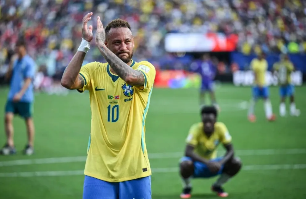 Neymar se despide de los hinchas después del partido que Brasil perdió con Noruega en el Mundial. Foto: EFE