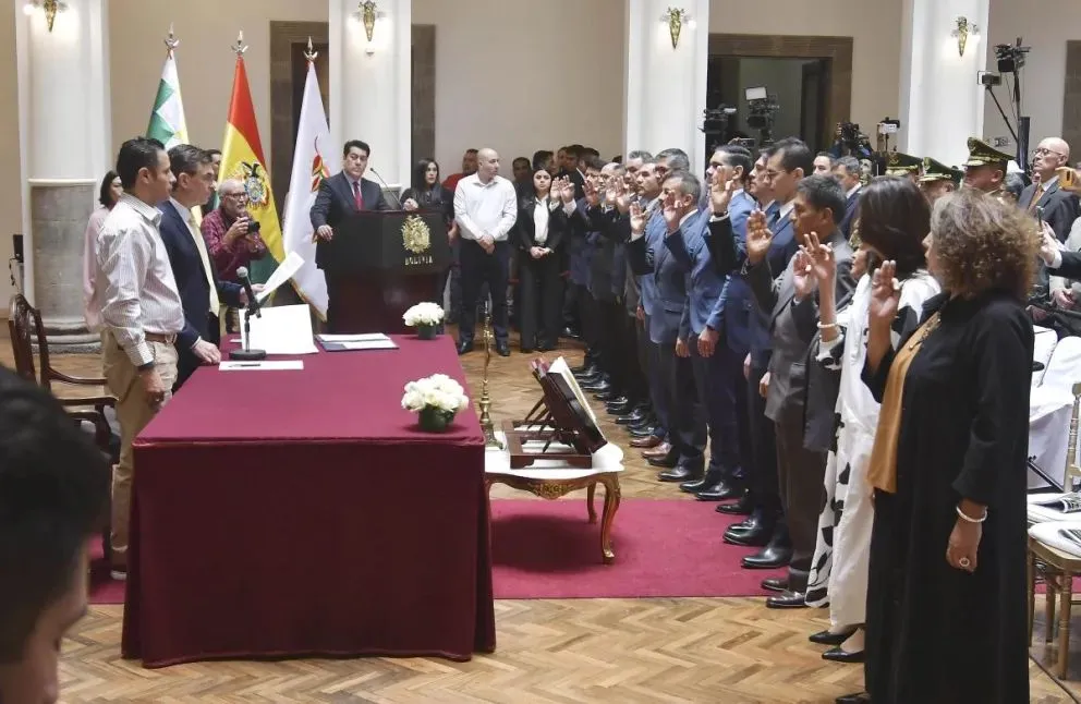 El presidente Rodrigo Paz toma juramento a su gabinete de ministros el 9 de noviembre de 2025. Foto: APG