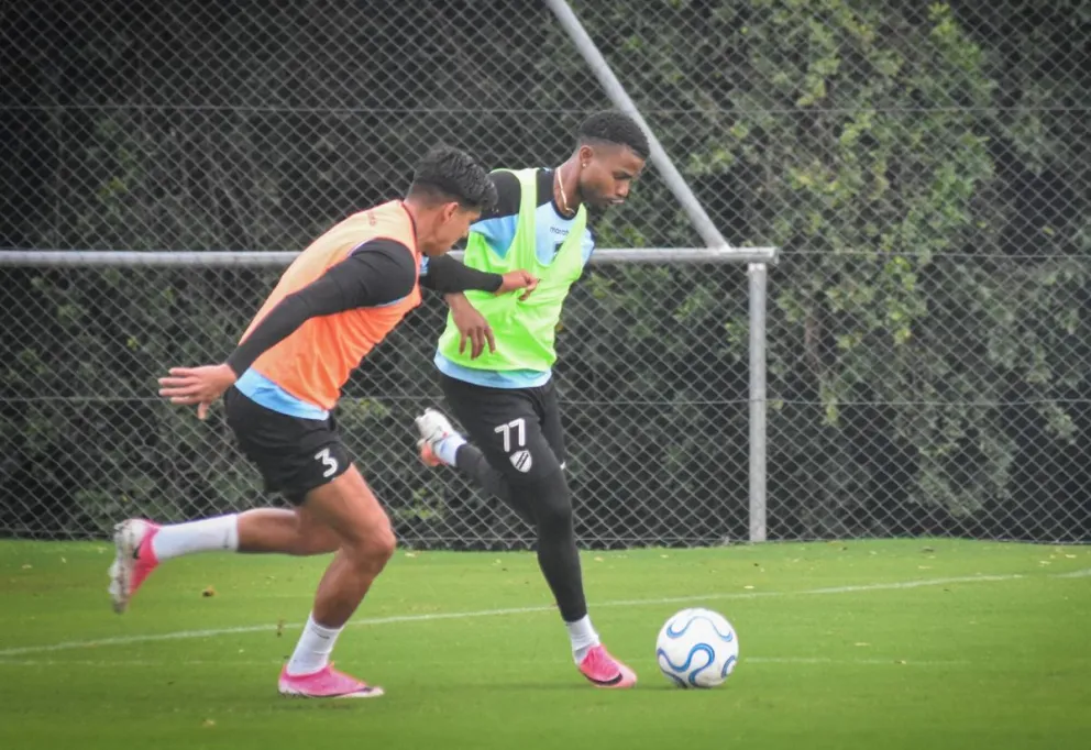 Romero escapa a la marca de Arreaga en la última sesión realizada en Porto Alegre. Foto: CB